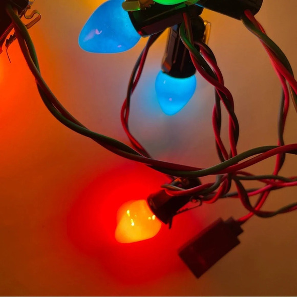 🎄  Vintage Holiday Charm: 1966 Universal Lites Christmas Lights 🌟 - Picture 8 of 9